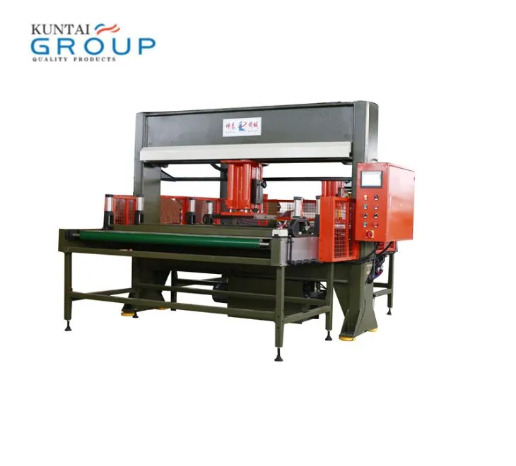 Máquina de corte e vinco automática com cabeçote móvel