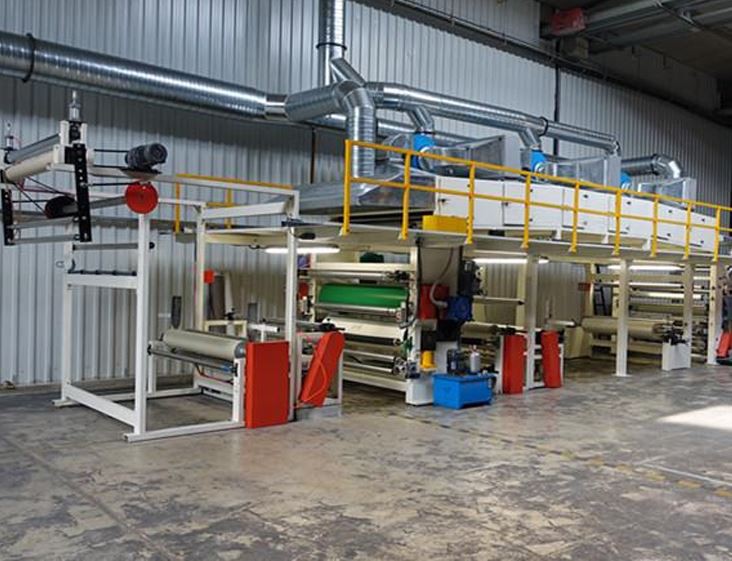 Máquina bronzeadora de couro artificial para aplicação de sofá